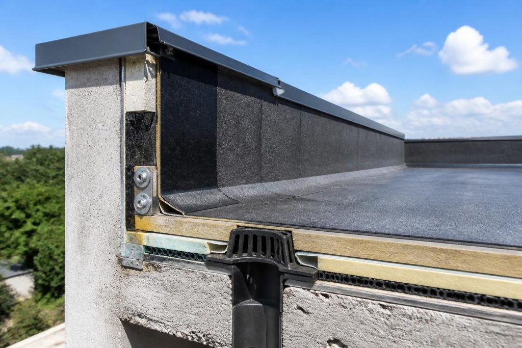 découvrez les techniques essentielles pour assurer l'étanchéité de l'acrotère sur toiture terrasse, avec des détails pratiques pour une protection durable contre les infiltrations d'eau.